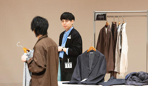 全国の優れたスタッフの一人に。 店舗を盛り上げる販売員と教育係を両立するキャリアの作り方。