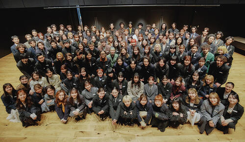 128名のフレッシュな新入社員が勢揃い、新たなスタートとそれぞれが抱く志。