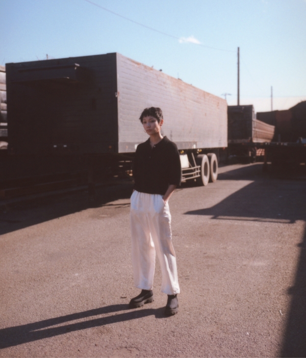 素材の表情が引き立てるブラック&ホワイトの凛々しさ