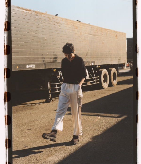 素材の表情が引き立てるブラック&ホワイトの凛々しさ