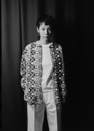 ジェンダーレスな佇まいに忍ばせる確かな女性感