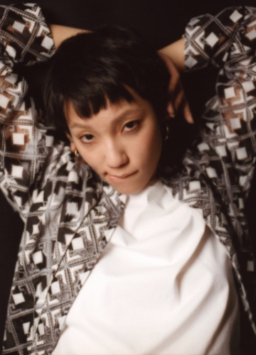 ジェンダーレスな佇まいに忍ばせる確かな女性感