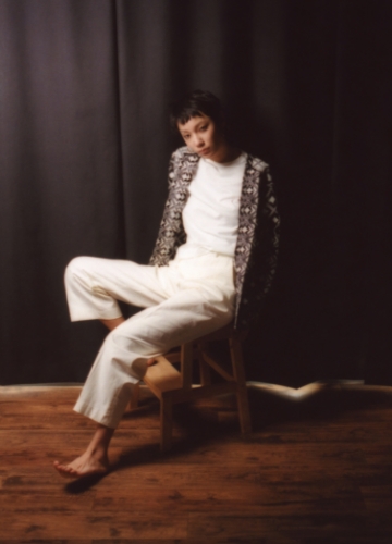 ジェンダーレスな佇まいに忍ばせる確かな女性感