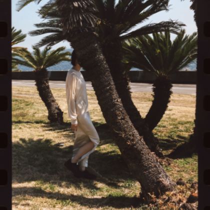 しなやかな素材を品格を漂わせながらまとう夏