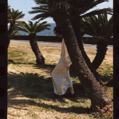 しなやかな素材を品格を漂わせながらまとう夏