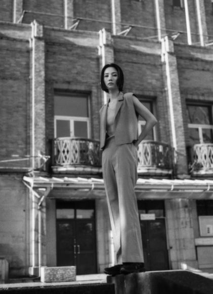 時代のムードを感じる服に“イマ”の空気感を馴染ませる