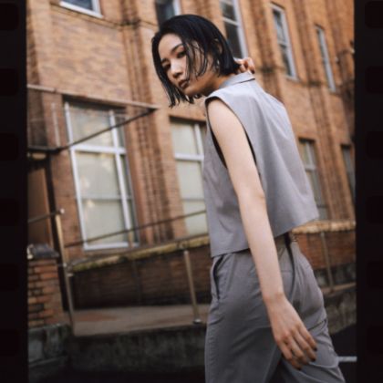 時代のムードを感じる服に“イマ”の空気感を馴染ませる