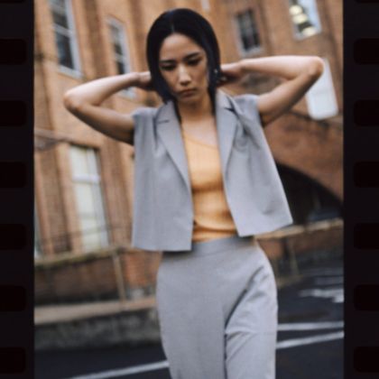 時代のムードを感じる服に“イマ”の空気感を馴染ませる