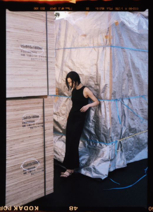 ソリッドなアイテムを女性らしくシャープに着こなす