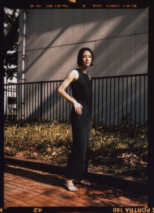 ソリッドなアイテムを女性らしくシャープに着こなす