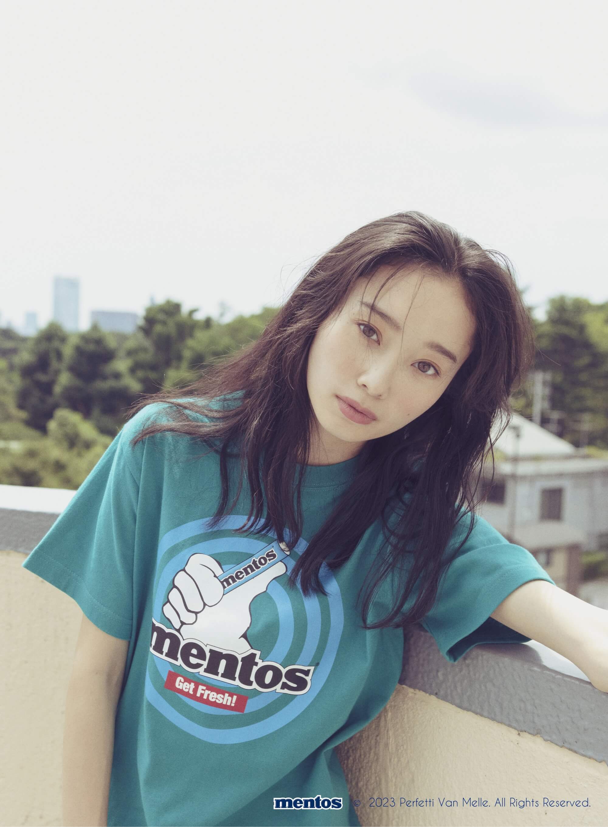 ＜mentos × info. BEAUTY&YOUTH＞ ロゴ Tシャツ