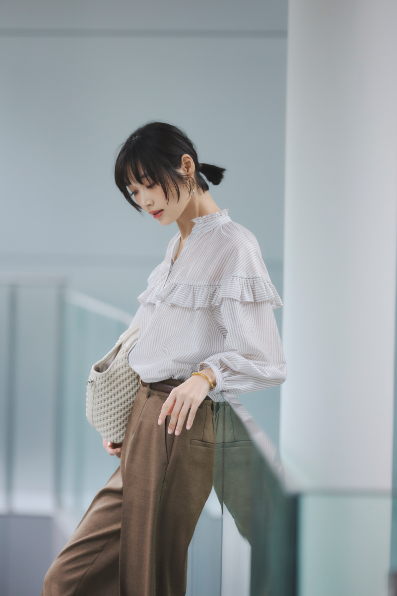 フリルブラウス