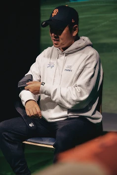 腕のどこにでも装着可能で今の課題に合わせて自由にポジションを変えられる新商品「ヒジえもん」