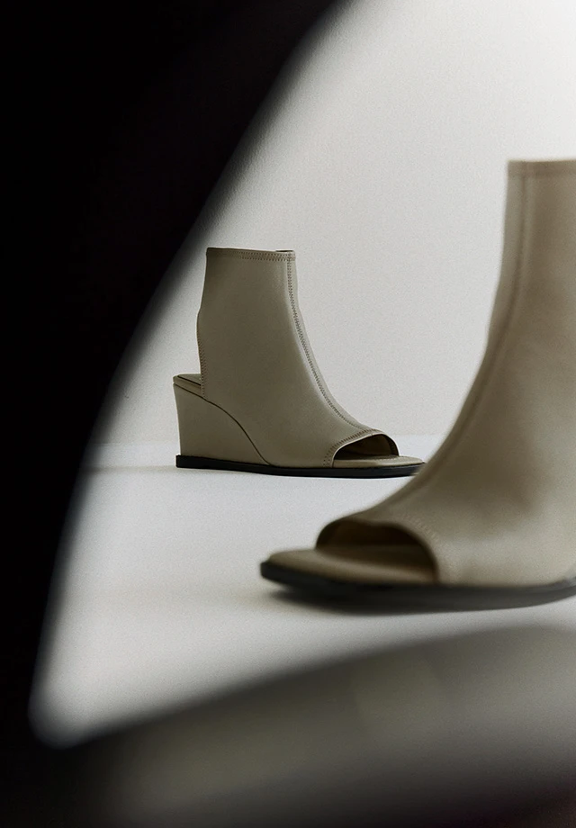 凛と歩けるモードなストレッチサンダル