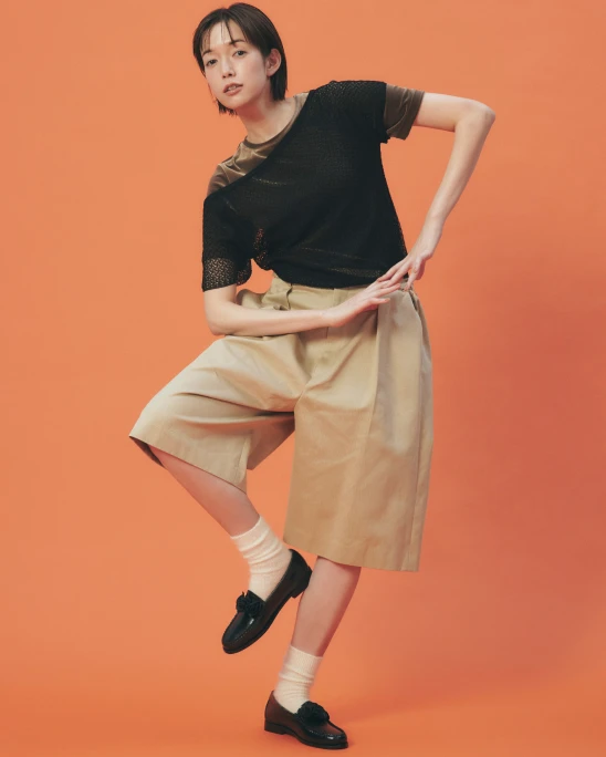 立体的なフラワーモチーフを飾って定番のローファーをアップデート