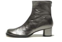 季節が冬に近づいたなら、艶めくショートブーツに履きかえよう