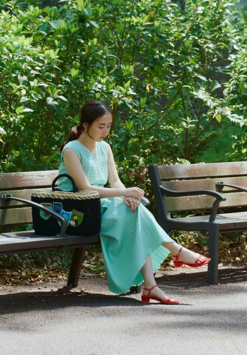 「差し色力」で、いつものコーデが垢抜ける赤のアンクルサンダル