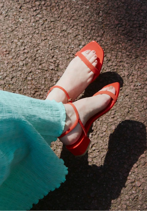 「差し色力」で、いつものコーデが垢抜ける赤のアンクルサンダル