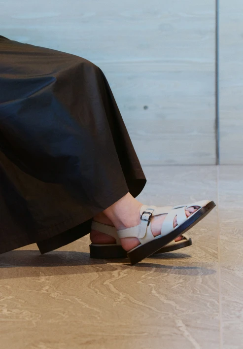 仕事で1日約1万歩外回りでも頼れる大人色グルカサンダル