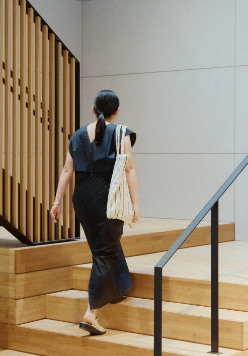 仕事で1日約1万歩外回りでも頼れる大人色グルカサンダル