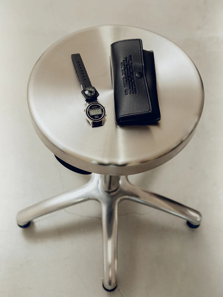 使わないコンパスとデジタルウォッチ。