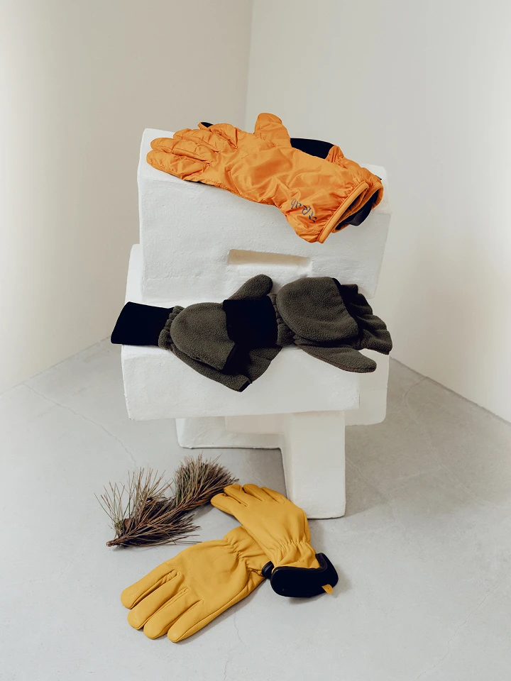 斜に構えた手袋。