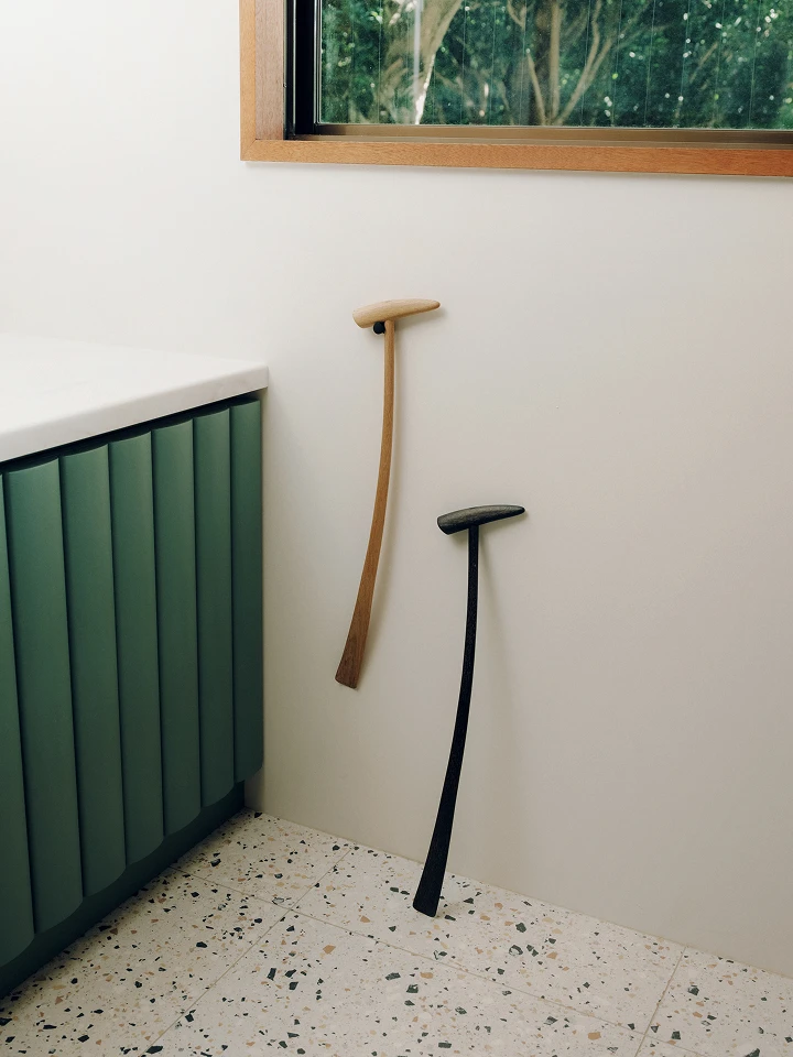 長いシューホーンを使う男たち。