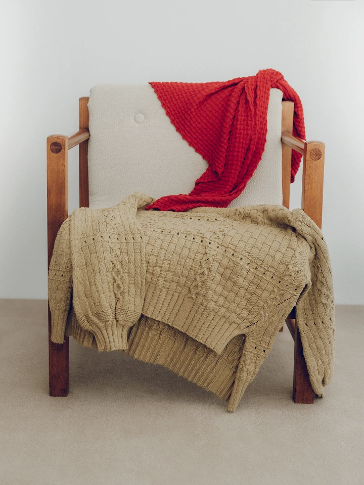 秋の素肌が喜ぶニット。