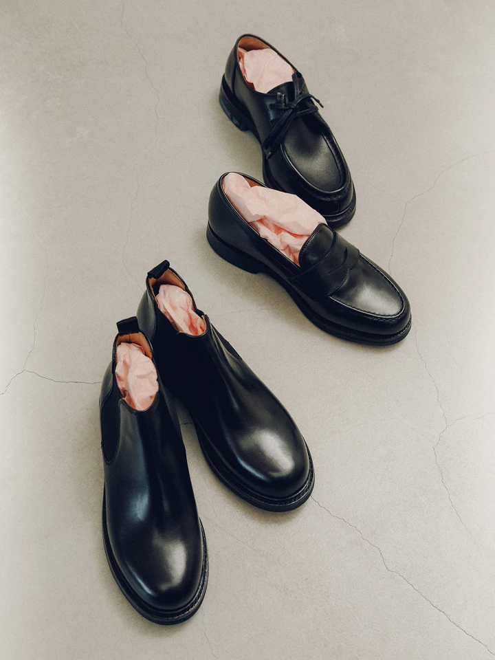 女も履かせて、オーセンティック。