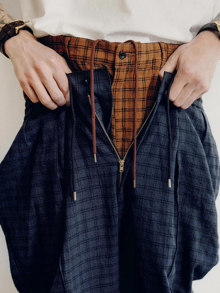 もみほぐされたチェックパンツ。