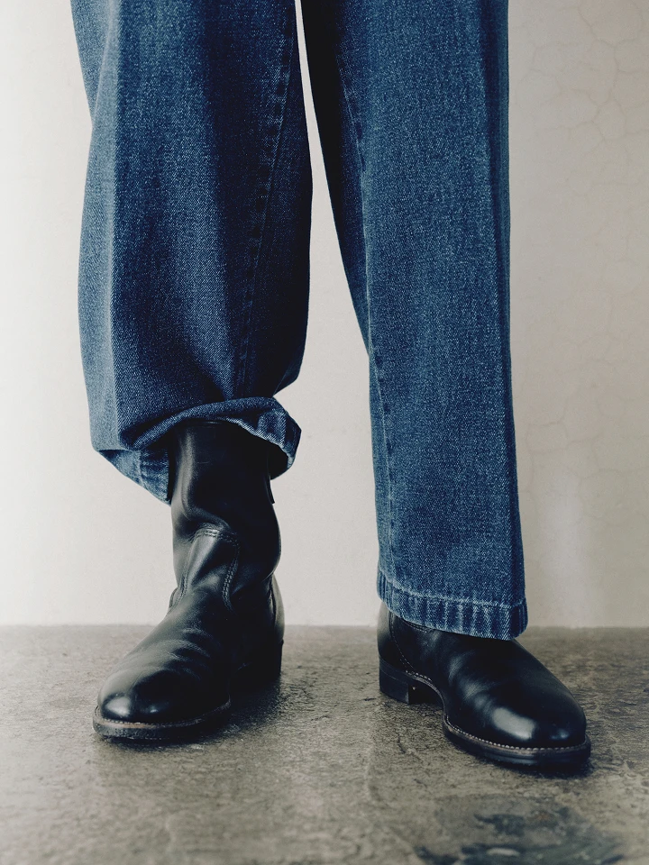 ゆるゆるのデニムトラウザーズ。