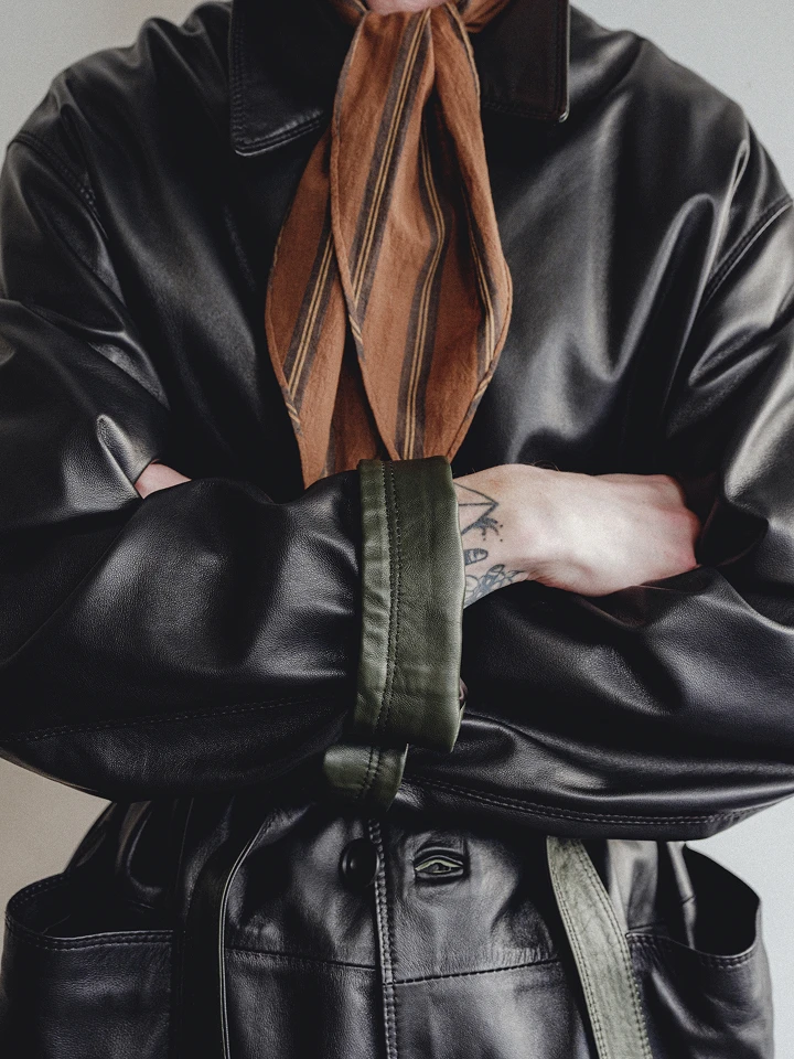 レザーコートの二面性。