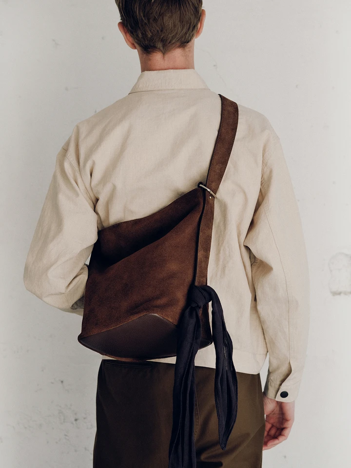 革のバッグの隙間。