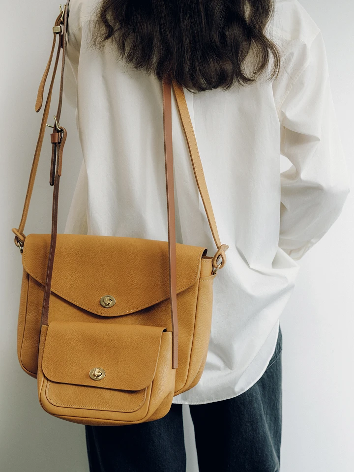 黄色いポシェットの妙。