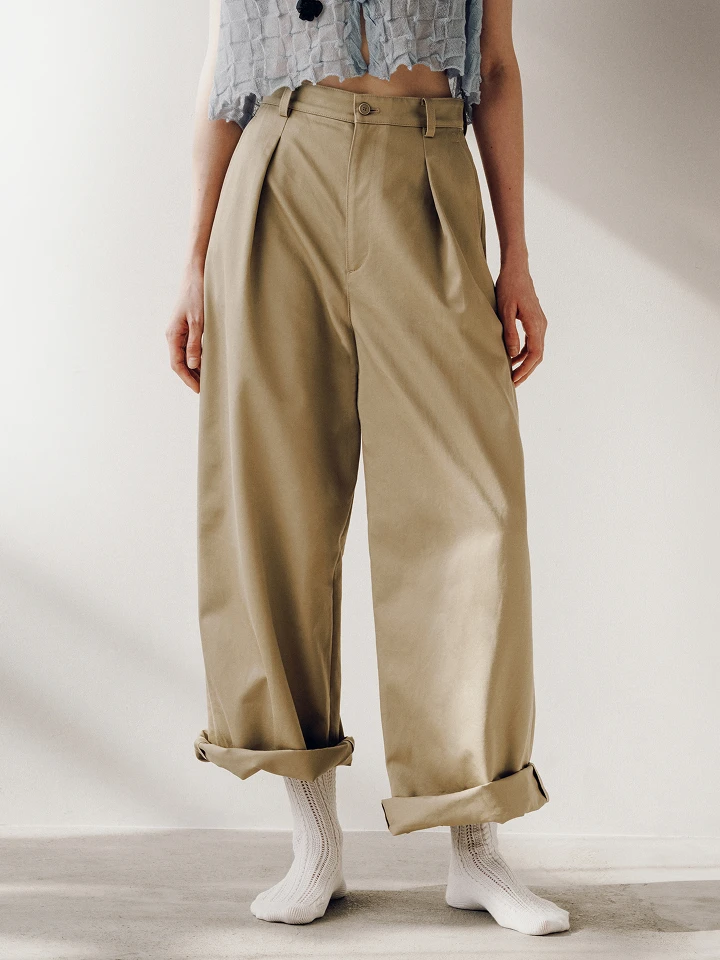 時代をこなす、チノパンツ。