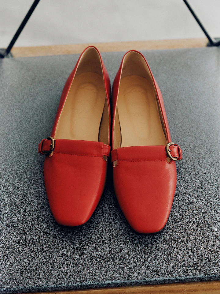 はじめましての赤い美人。