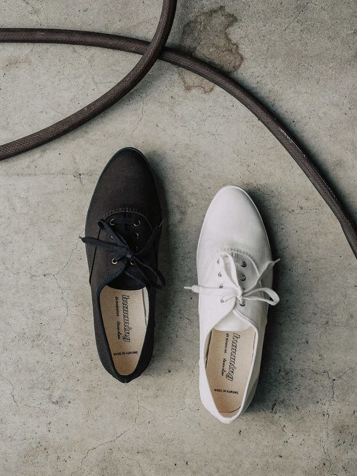 働く女のスニーカー。