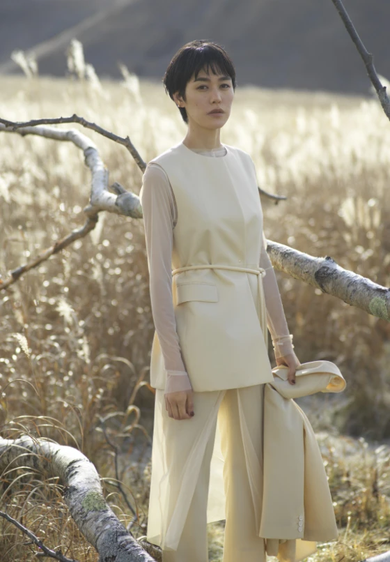 Collarless Middle Vest