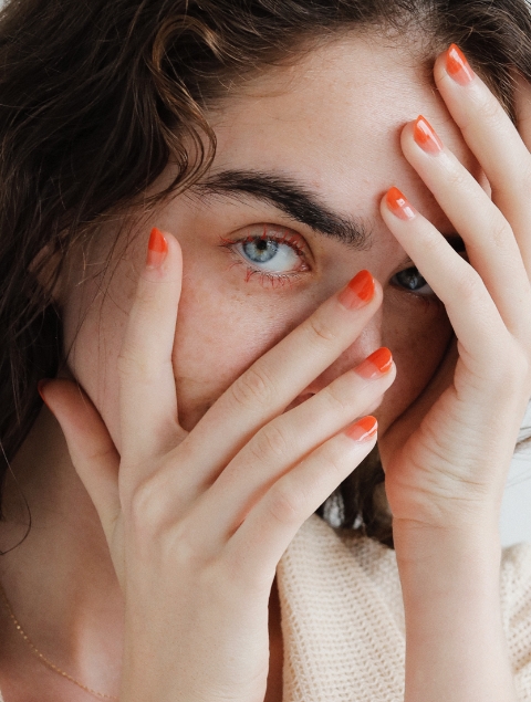 2色をブロッキングしたモードなネイル。