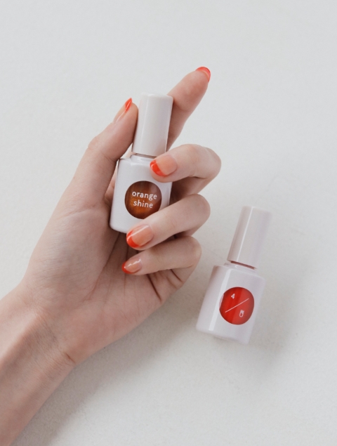 step2 orange shineを全ての爪に1度塗りします。