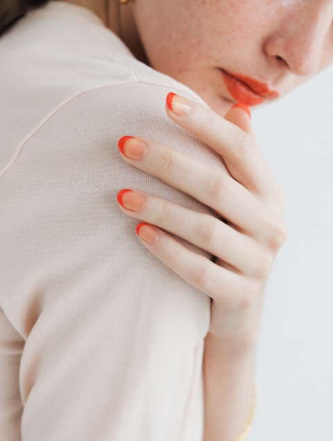 王道フレンチネイルをオレンジ&ラメで洒落見え。