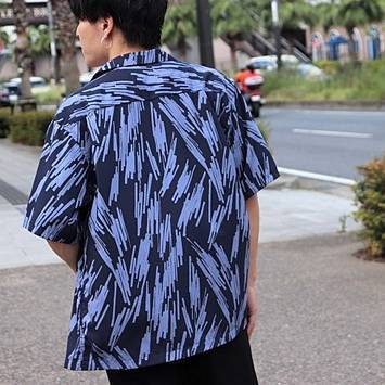 真夏のメンズファッションは柄シャツで差を！